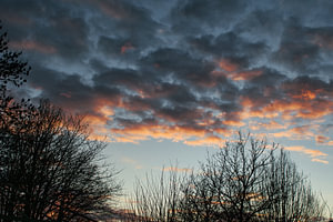 Maartse zonsondergang met dramatische ogende schaapjes wolken
