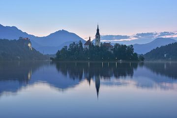 Blaue Stunde am Bleder See - Wunderschönes Slowenien von Rolf Schnepp