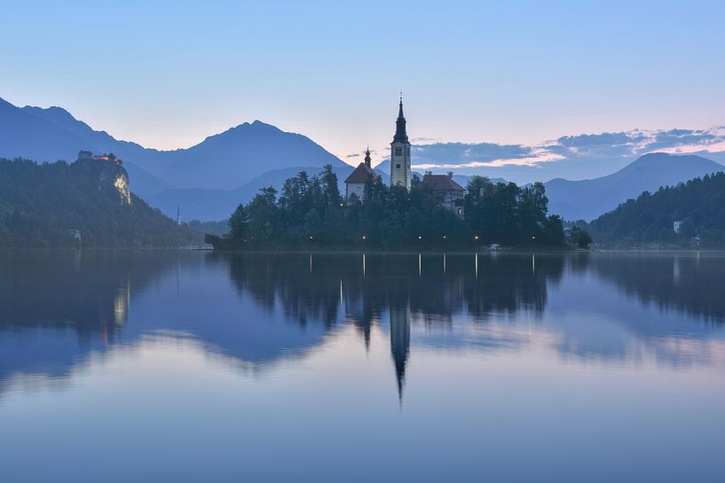 L'heure bleue sur le lac de Bled - Magnifique Slovénie par Rolf Schnepp