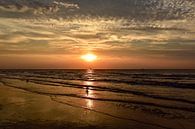 Ondergaande zon aan het Scheveningse strand van Jan Radstake thumbnail