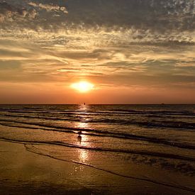Ondergaande zon aan het Scheveningse strand van Jan Radstake
