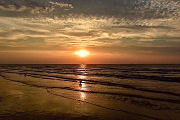Ondergaande zon aan het Scheveningse strand