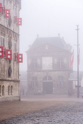 De Goudse Waag in Nederland in de mist