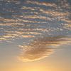Goldgelbe und weiche Wolken bei Sonnenaufgang von Adriana Mueller