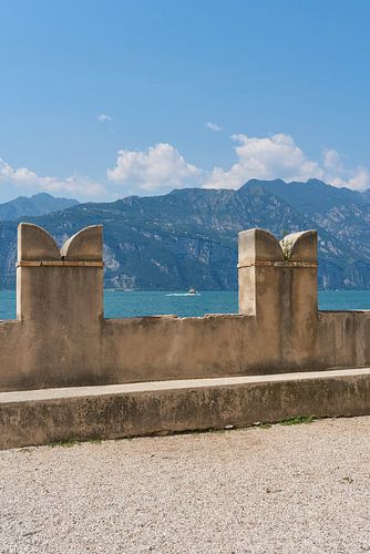 Uitzicht op het Gardameer vanuit Malcesine van Heiko Kueverling