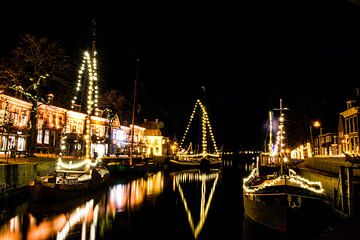 Weihnachtszeit in Dokkum, Friesland. Boote mit Beleuchtung