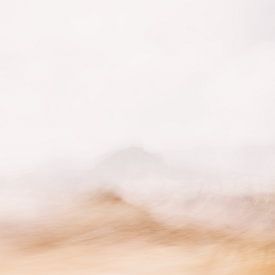 Golvende bergen in het minimalistische landschap van Imaginative