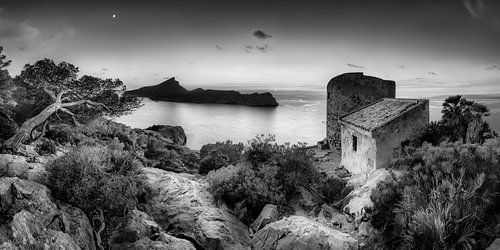 Kustlandschap van Mallorca in het avondlicht. Zwart-wit beeld.