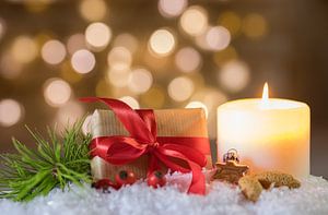 Cadeau et bougie de décoration pour un joyeux Noël sur Alex Winter