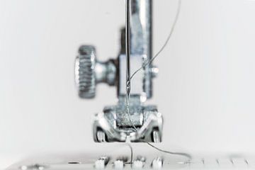 Naald en naaivoet van een naaimachine als extreme macrofoto, technische uitvinding voor de kledingin van Maren Winter