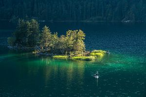 Insel im Eibsee unterhalb der Zugspitze von Peter Schickert