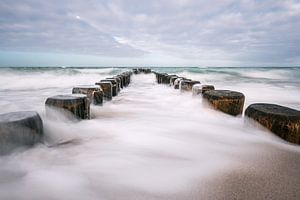 Kribben aan de kust van de Oostzee op een stormachtige dag van Rico Ködder