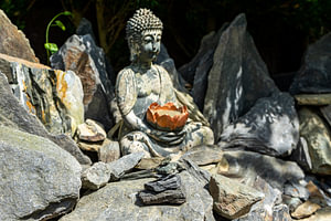 Buddha-Statue im japanischen Steingarten