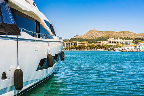 Jachthaven bij de baai van Alcudia op het eiland Mallorca, Spanje Middellandse Zee