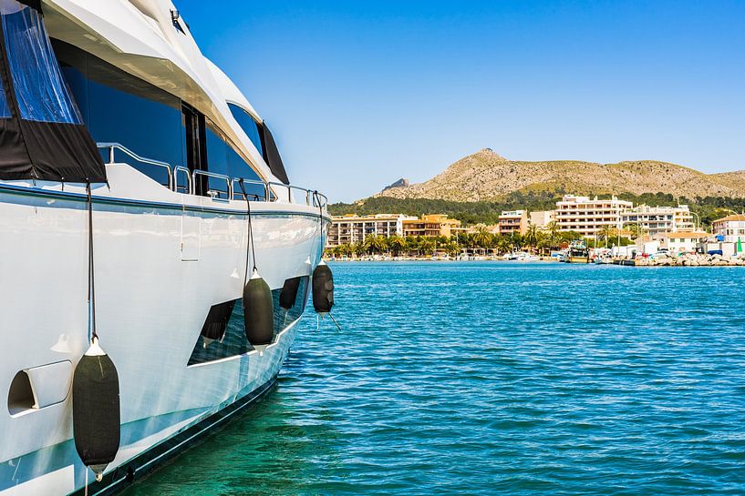Marina dans la baie d'Alcudia sur l'île de Majorque, Espagne Mer Méditerranée par Alex Winter
