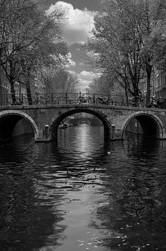 Brug over de Herengracht in Amsterdam van Peter Bartelings