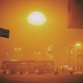 Amersfoort Centraal Station op een vroege mistige morgen van Lars van 't Hoog