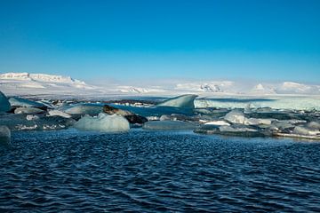 IJsland landschap, Jökulsárlón. Gletsjermeer en Diamond beach van Gert Hilbink