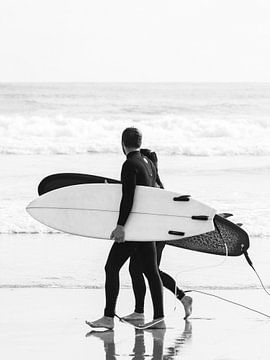 Surfers - Cool Zwart Wit Surf Fotografie - Strand Surfplanken Foto Zomerse Kunst van Dagmar Pels