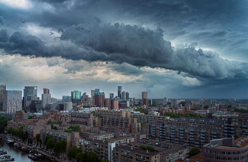 Stürmische Skyline-Vibes: Rotterdam vom Dach aus von Roy Poots
