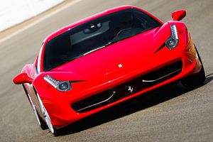 Roter Sportwagen Ferrari 458 Italia mit hoher Geschwindigkeit