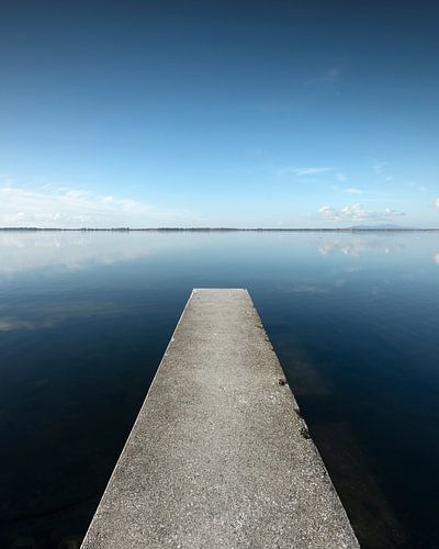 Pier in de lagune van Orbetello, Argentario, Italië.