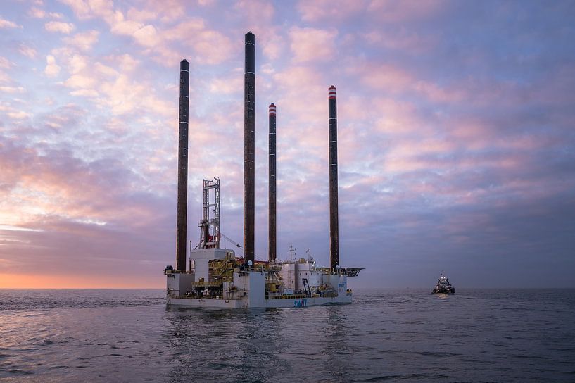 Swift 10 mit Schlepper En Avant 30 in der Nordsee von Jan Georg Meijer
