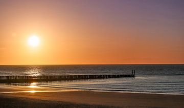 Sfeervolle Zonsondergang aan zee op strand Breskens van Wildlife Designs