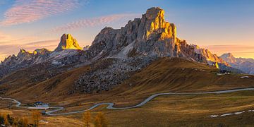 Panorama van een zonsopkomst op de Giaupas, Dolomieten, Italië van Henk Meijer Photography