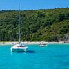 Zeilschepen op paradijselijk turkoois water van grieks eiland corfu baai in de zomer van adventure-photos