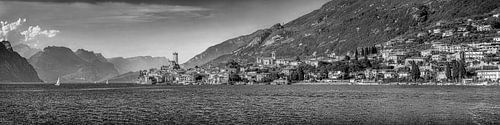 Gardasee bei Malcesine als XXL Panorama. Schwarzweiss Bild.