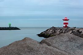 Beacons at twilight in Scheveningen by Peter de Kievith Fotografie