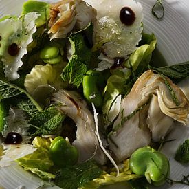 Salade végétarienne avec artichauts, fèves, menthe et parmesan sur Igor Sens