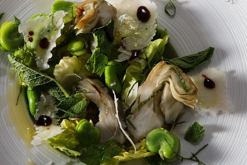 Vegetarischer Salat mit Artischocke, Saubohne, Minze und Parmesan von Igor Sens