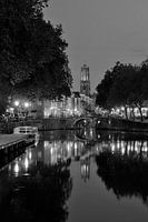 Zicht op Zandbrug, Oudegracht en Domtoren in Utrecht, ZWART-WIT
