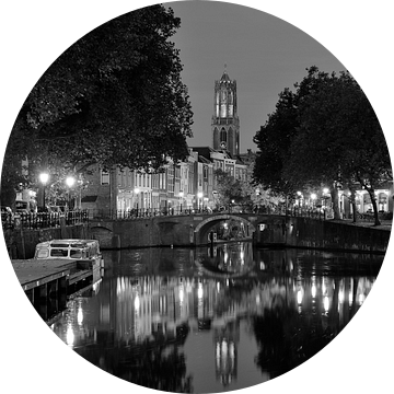 Zicht op Zandbrug, Oudegracht en Domtoren in Utrecht, ZWART-WIT van Donker Utrecht