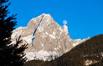 De volle maan staat op de Dachstein van Christa Kramer