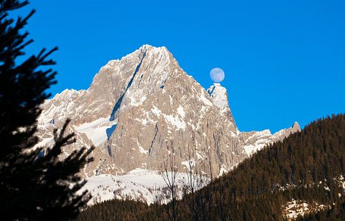 La pleine lune est assise sur le Dachstein
