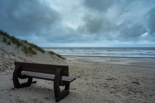 Zitbankje op het lege strand