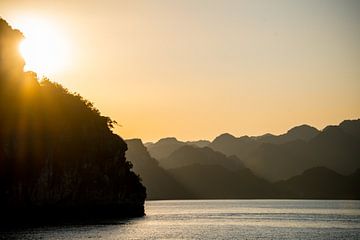 The last rays of sunshine in Halong Bay