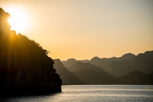 De laatste zonnestralen in Halong Bay