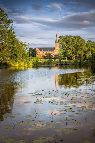 Bedum, l'heure d'or au Boterdiep WZ. Vue de la tour asymétrique de l'Europe, l'église Walfridius.