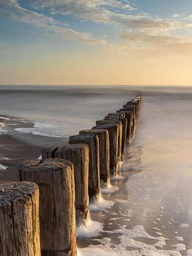 poteaux dans la mer sur Ameland
