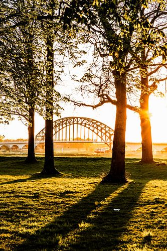Coucher de soleil près du pont de l'IJssel à Zwolle, aux Pays-Bas