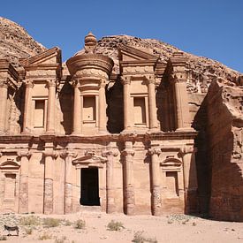 Het klooster van de historische stad Petra in Jordanië. van Bas van den Heuvel