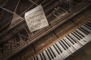 Piano dans une villa abandonnée