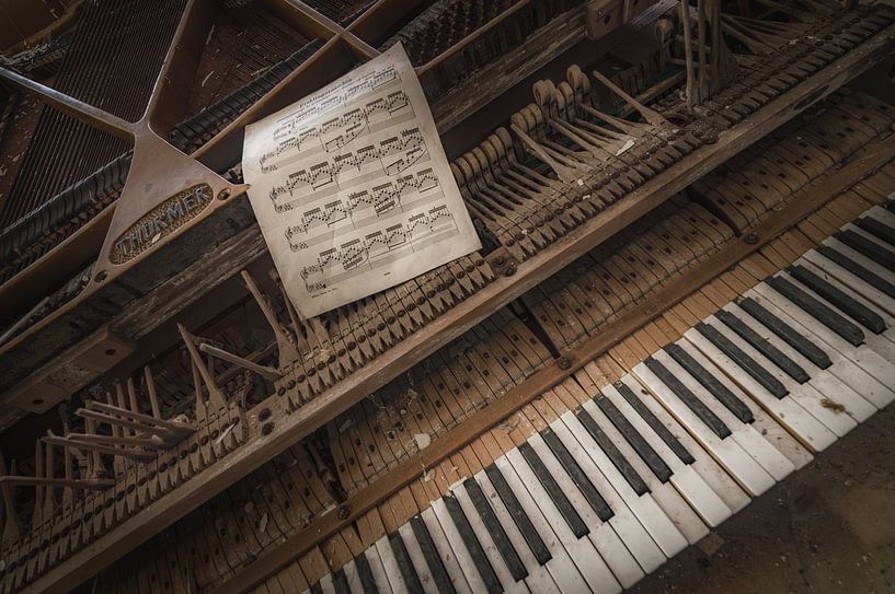 Piano in een verlaten Villa van Wim van de Water