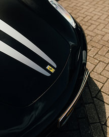 Italienisches Vollblut: Ferrari-Emblem- & -Rennlackierung von Mohit Hambiria