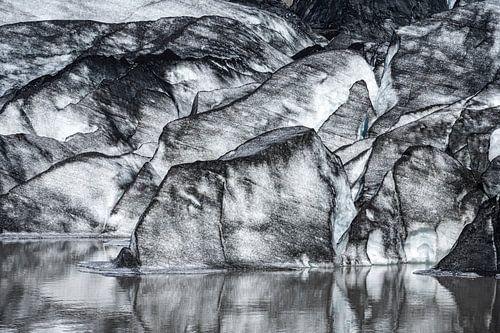 Sólheimajökull: een grafisch spel van ijs en as