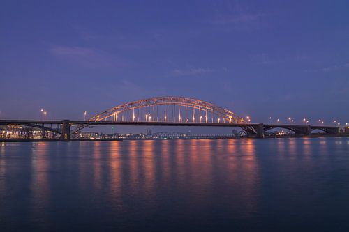 Waalbrug Nijmegen in de schemering